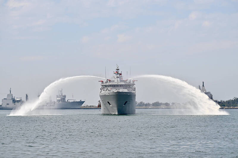 海軍大武號救難艦將首度在營區開放之中，開放民眾登艦參觀。（資料照）