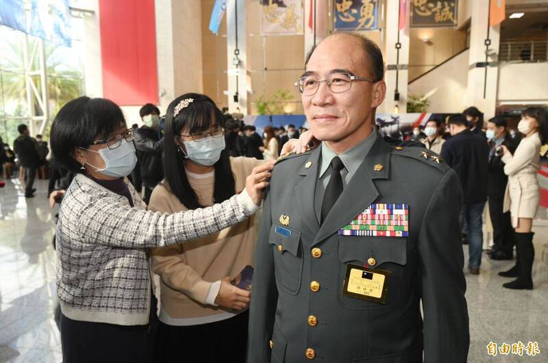 八軍團指揮官廖建興中將，傳月底將調任為國防部全動署署長。圖為國防部「民國111年上半年陸海空軍將官晉任布達暨授階典禮」，廖建興中將與全家人合影。（資料照）