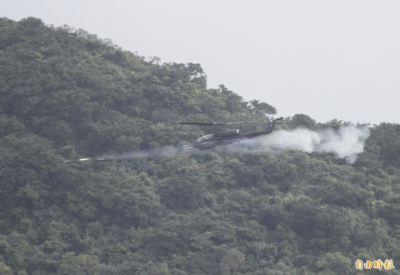 攻擊直升機配合地面部隊出擊。（記者蔡宗憲攝）