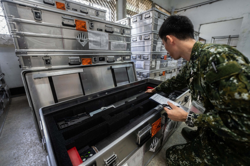 幹部清點庫儲Altius-600M攻擊型無人機。（國防部提供）