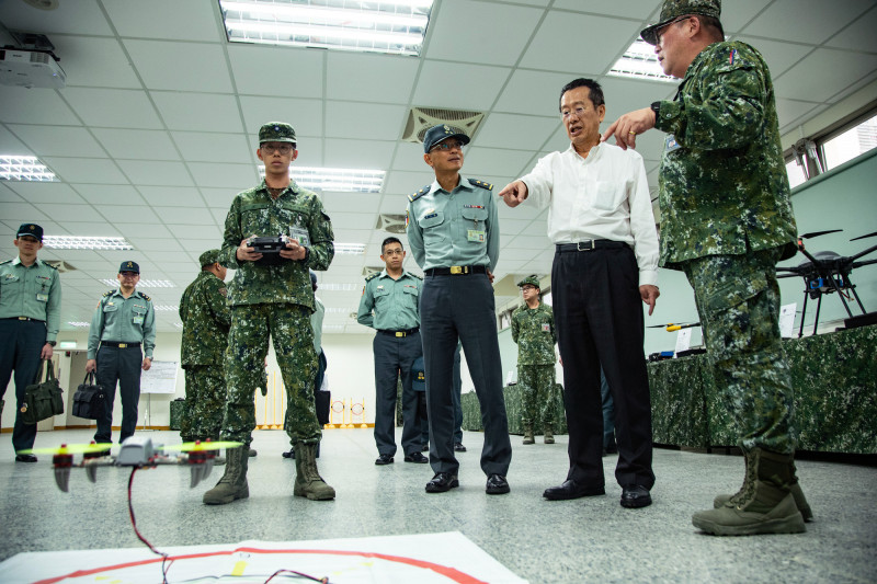 國防部長顧立雄於陸軍無人機訓練中心室內飛行訓練場瞭解無人機授課實況。（國防部提供）