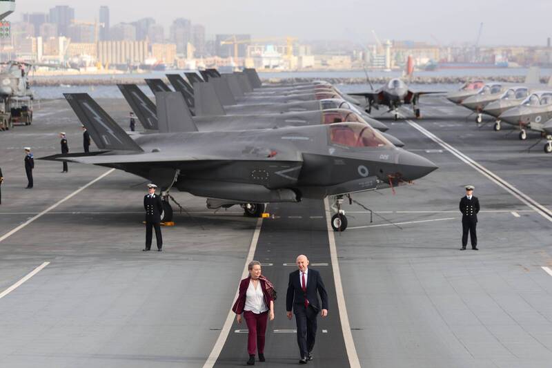 17日登上威爾斯親王號航艦，與義大利外長塔亞尼及防長克羅塞托舉行英義外交國防「2加2」會談的英國外交大臣古柏（左）、國防大臣希利（右）。（英軍航艦打擊群X帳號）