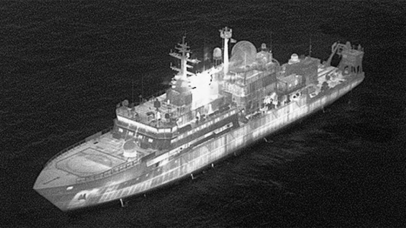 俄羅斯間諜船「琥珀號」遭英國國防部公布的紅外線影像。（圖／英國國防部）