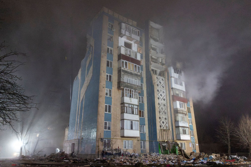 烏克蘭特諾皮爾一棟高層住宅大樓遭俄軍Kh-101飛彈擊中，建築嚴重損毀，造成至少25人死亡。（路透）