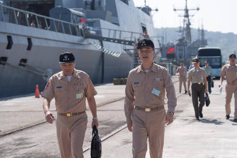 國軍上將人事異動，傳出副參謀總長蔣正國中將（右）升任副總長執行官，同時晉任為海軍二級上將。（圖：軍聞社提供）