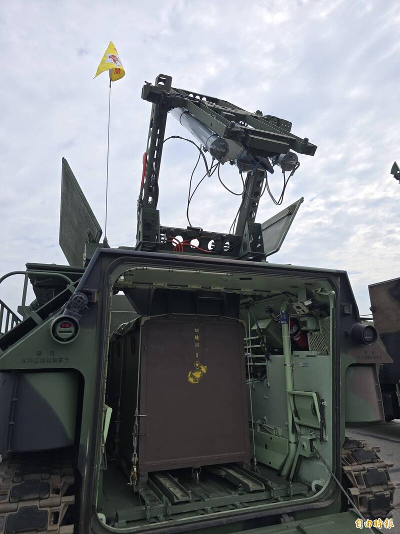 裝上掃雷套件的AAV7車。（記者方瑋立攝）