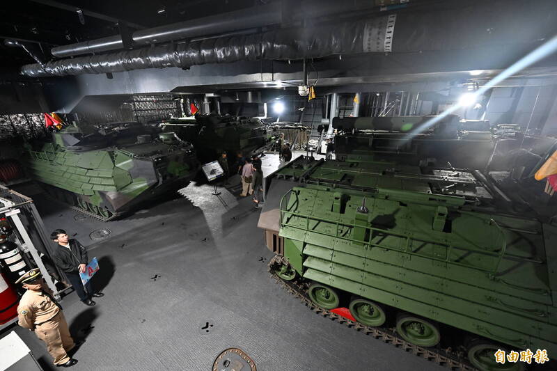 玉山號兩棲船塢運輸艦塢艙內的AAV7兩棲突擊車。（記者廖振輝攝）