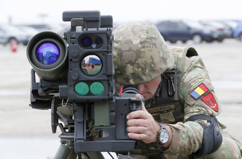 印度2013年未能與美國合作獲得標槍飛彈時，先採購以色列的「長釘］飛彈。圖為羅馬尼亞官兵操作長釘飛彈情形。（歐新社檔案照）