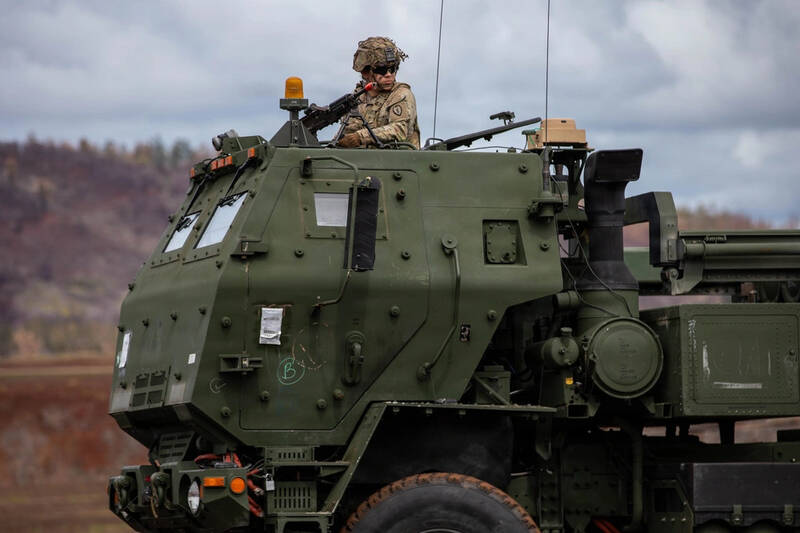 該師淘汰牽引式火砲，接收海馬士多管火箭系統後，參與演訓。（DVIDS）