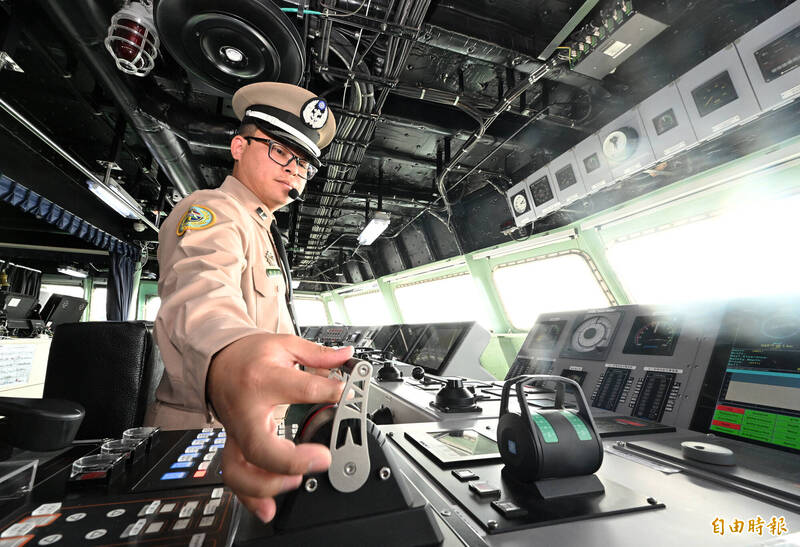 玉山號兩棲船塢運輸艦的駕駛臺空間。（記者廖振輝攝）
