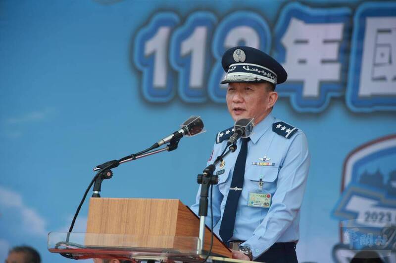軍政界今天傳出訊息指出，擔任國防部軍政副部長多年的柏鴻輝，將另有任用，規劃由總統府戰略顧問劉任遠上將接任軍政副部長。圖為劉任遠擔任空軍司令時，出席清泉崗營區開放活動。（圖：取自軍聞社）