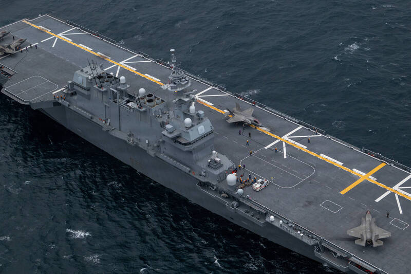 ɼ½ս4F-35BսͬʱͣڼӺغ׼ͷβжμװϡ DVIDSվ