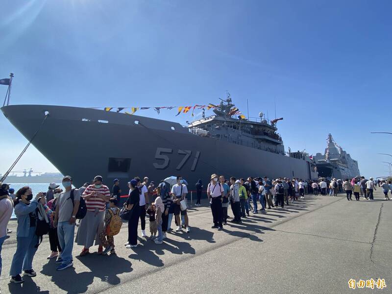 民眾頂著豔陽排隊，就是想登上大武軍艦一窺堂奧。（記者洪臣宏攝）