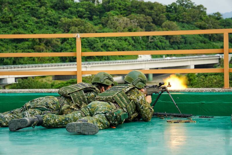 圖為步兵206旅機槍召員，於今年同心35號演習期間實施T74排機空包彈射擊。（國防部發言人官方Facebook）