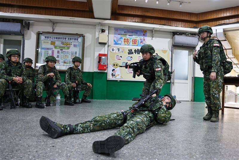 圖為步兵206旅召員，於今年7月的14天教召期間演練戰傷救護。（取自青年日報）