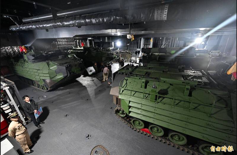 「玉山船塢運輸艦」塢槽的AAV7兩棲突擊車。根據軍方介紹指出，塢槽可停放約四十輛的兩棲載具，或是停放多艘登陸艇（資料照，記者廖振輝攝）