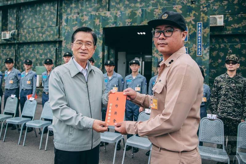 海軍海洋監偵指揮部轄有各式對海雷達，很多都位在高山或是偏遠據點，生活空間相對艱苦。圖為前國防部長嚴德發視導海軍三芝雷達站，並致贈工作獎金慰勉官兵辛勞。（圖：軍聞社提供）