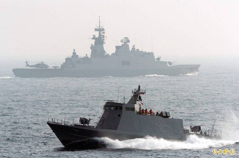 舷號60 的光六快艇原型艦已在今年9月除役，艇的前後方甲板均設有機槍各1門，與後續量產型艇僅配1門機槍有著明顯不同。（資料照，記者叢昌瑾攝）