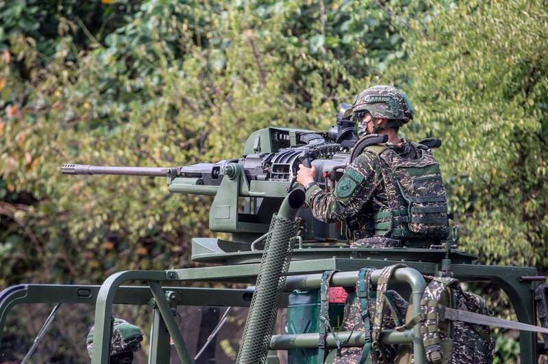 陸戰隊官兵在今年四丶五月間，於三軍聯合作戰訓練基地進行排丶連演訓及實彈射擊，軍方內部傳出，就是為了十月赴關島聯合演訓做充分的準備。（圖：取自海軍陸戰隊臉書專頁）