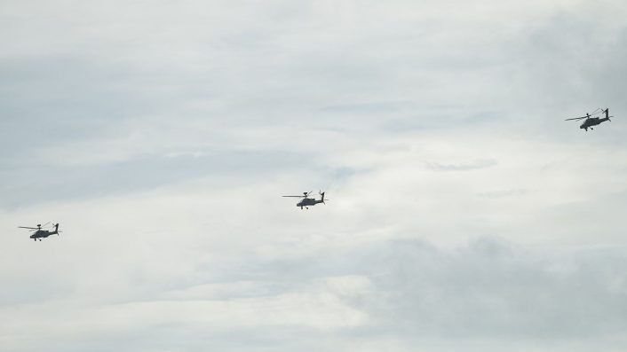 美軍3架AH-64阿帕契直升機於8月12日的「蒼蠅拍行動」演習期間進行編隊飛行。（圖：南卡羅來納州國民兵）