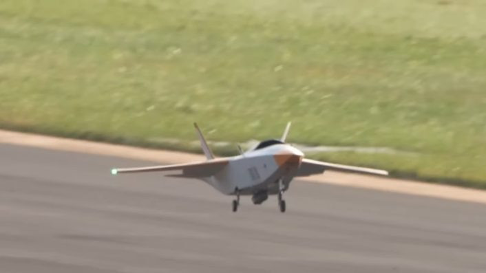 日本防衛裝備廳（ATLA）公布的影片顯示，由速霸陸（Subaru）製造的實驗型噴射無人機正在進行起飛測試。這款無人機採用獨特的折線風箏翼設計，主要用於驗證與有人戰機協同作戰的相關技術。（圖：翻攝自ATLA影片）