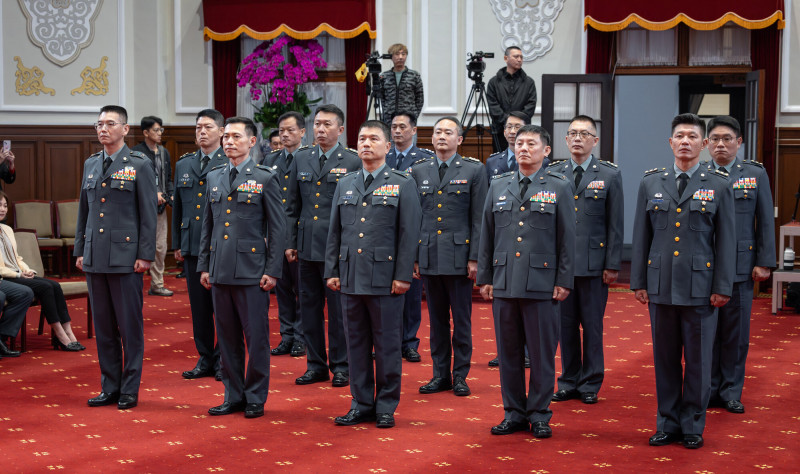 侯嘉倫、陳宏詩、尹昌榮、黃超政4人晉任中將；葉雲五、楊俊陵、陳家揚、蒙恩、胡雅中、黃耀霆、張博彥、李有恒、簡朝興，9人晉任少將。（總統府提供）