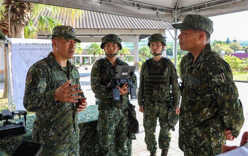 陸軍六軍團副指揮官孔乃德中將24日視導宜蘭後備旅14天教召，可見全動署採購的首批微型無人機已投入教召操課中。（取自青年日報）
