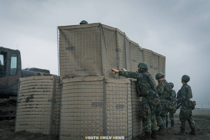圖為今年投入漢光41號演習實兵驗證的艾斯科防禦工事，由十軍團52工兵群進行部署。（青年日報官方Facebook）