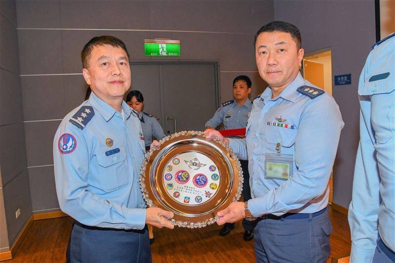 空軍司令鄭榮豐上將25日主持年度戰術總驗收研討會，期間針對各獎項進行績優人員頒獎。（取自青年日報）