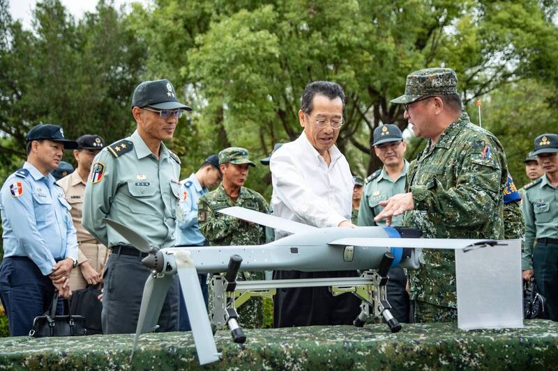 我國以「獵鴞專案」向美採購的彈簧刀、ALTIUS 600M攻擊無人機（如圖），目前已抵台交貨，投入軍種訓練。圖為國防部長顧立雄19日視導陸軍無人機訓練中心之情形。（國防部發言人官方Facebook）