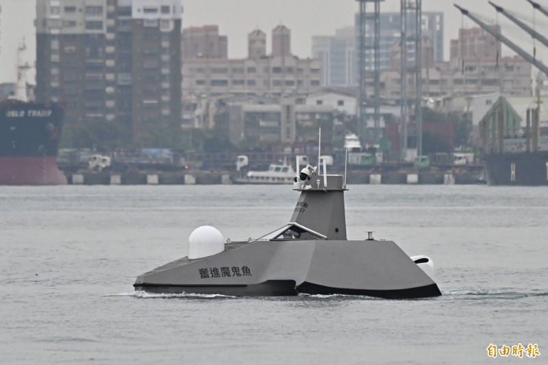 海鯤號展開海測，無人船奮進魔鬼魚搶先亮相。（記者李惠洲攝）