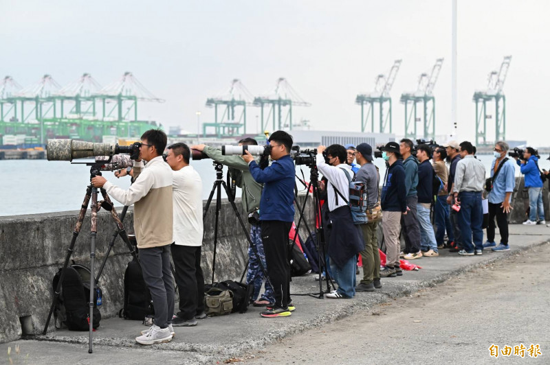軍事迷拉起布條為海鯤號加油。（記者李惠洲攝）