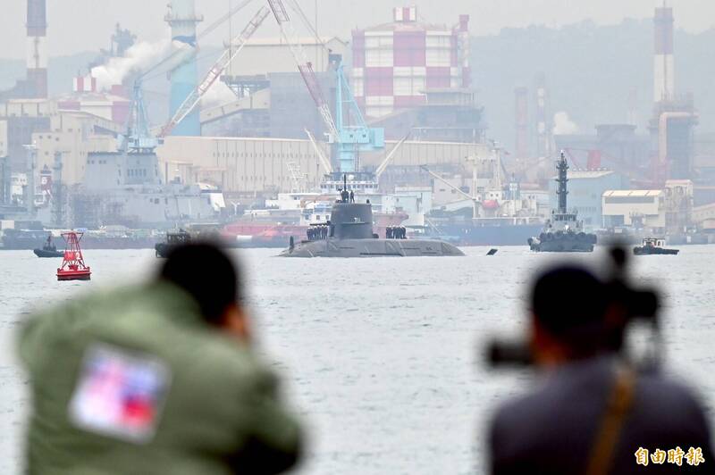 國造潛艦（IDS）海鯤號睽違147天後，今（27）日進行第四次海測，台船研發的軍用級無人船奮進魔鬼魚搶先亮相，海鯤號緊跟在後，緩緩駛出高雄港。（記者李惠洲攝）