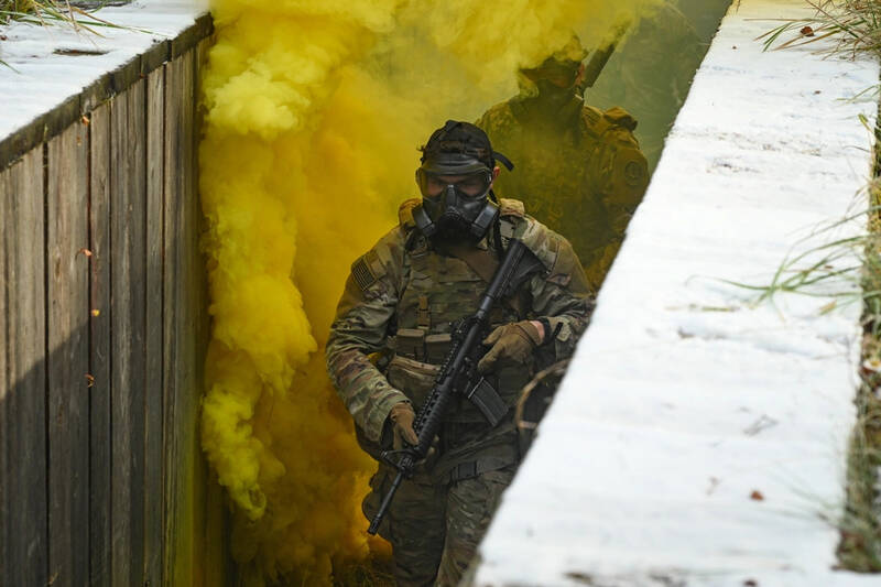 比賽不只考驗狙擊技能，也挑戰狙擊手在近戰環境的表現，圖為狙擊小組正清理戰壕。（DVIDS）