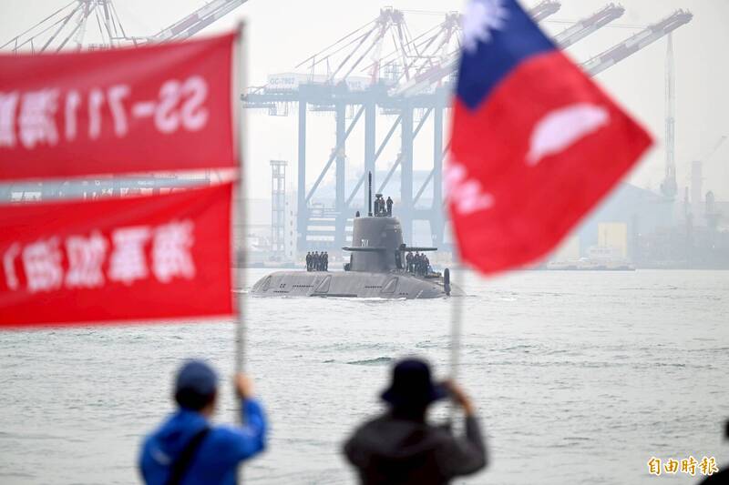 海鯤號上午8時30分許出海，有熱情軍事迷到場搖旗吶喊，為海鯤號及工作團隊加油打氣。（記者李惠洲攝）