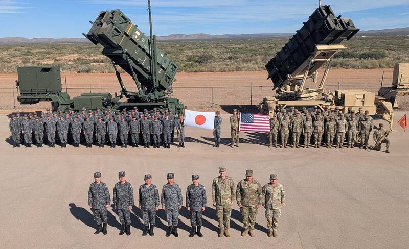 日美兩國飛彈部隊在完成實彈射擊後合影。（圖：取自日本航空自衛隊臉書專頁）