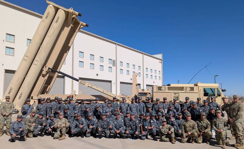 日本飛彈部隊官兵還參訪了美軍「終端高空區域防禦系統」（THAAD，薩德系統）。（圖：取自日本航空自衛隊臉書專頁）