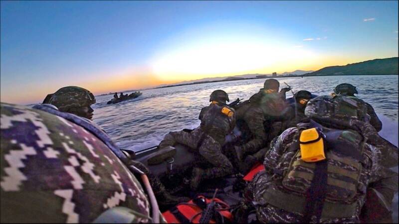 海軍陸戰隊官兵操作橡皮艇搶灘。（資料照，海軍陸戰隊提供）