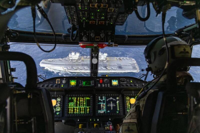 英軍「野貓」直升機俯瞰「威爾斯親王號」航艦的空中視角。（英國皇家海軍官網）