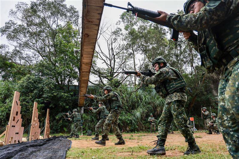 陸軍步兵206旅步3營今年7月8日在教召期間，實施召員編制武器射擊訓練。根據規劃，國防部明年計畫在同心36號演習中擴大「全旅動員」驗證，縣市後備旅也將加入召集行列。（取自青年日報）