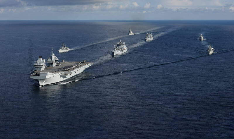 英軍威爾斯親王號航艦打擊群集結F-35B戰機、梅林及野貓直升機，搭配多艘驅逐艦、巡防艦和油彈補給艦，共同完成長達8個月的「高桅行動」。（英國皇家海軍官網）