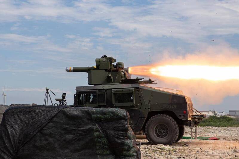 陸軍十軍團今年8月在大甲溪陣地實施「天馬操演」，執行拖式飛彈實彈射擊；圖為拖式2B飛彈射擊。（圖：軍聞社提供）