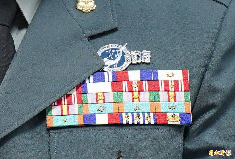 俞文鎮軍服左胸的勳表之上，別上「海龍蛙兵」的特殊蛙牌（徽章），格外引起矚目。