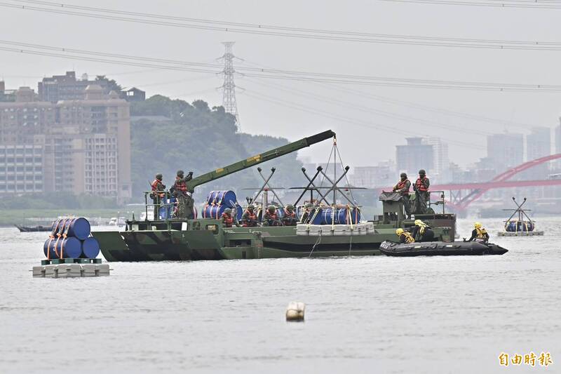 今年7月的漢光41號演習中，陸軍53工兵群首次運用M3浮門橋車，在突擊舟協助下於淡水河道上布放河道阻絕設施，並執行C4炸藥遙控爆破。（本報資料照，記者塗建榮攝）