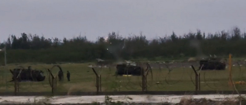 國軍今晨在太麻里海岸火砲射擊。（記者黃明堂翻攝）