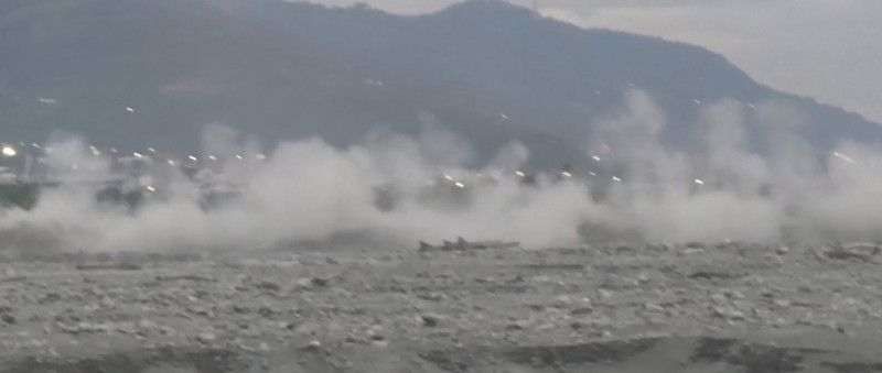 國軍今晨在太麻里海岸火砲射擊。（記者黃明堂翻攝）