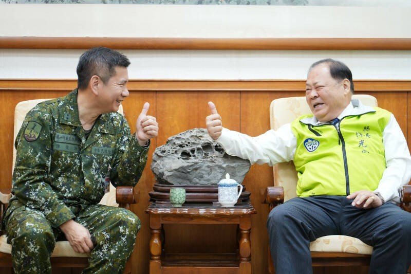 接地氣的陳俊源中將，與澎湖縣府丶地方民眾互動十分融切，還講的一口流利丶典雅的台語。圖為澎防部指揮官陳俊源（左）、縣長陳光復（右）舉大拇指，象徵軍民合作無間。（資料照，澎管處提供）