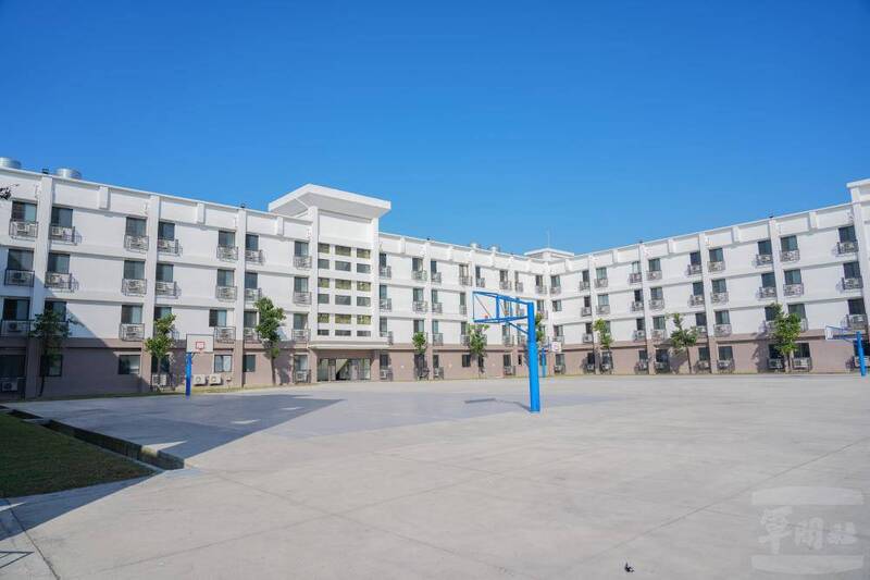 生活大樓後方設有籃球場，讓官兵在訓練之餘，也能運動調劑身心。（圖：軍聞社提供）