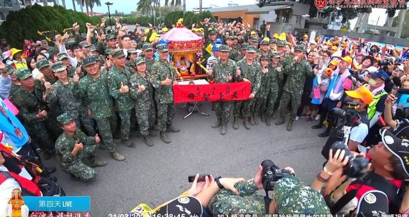 白沙屯媽祖去年停駕在雲林的砲訓中心營區，並停駕長達10分鐘接受官兵合影，被譽為軍事與宗教界的盛事。（圖：取自白沙屯媽祖網路電視台畫面）