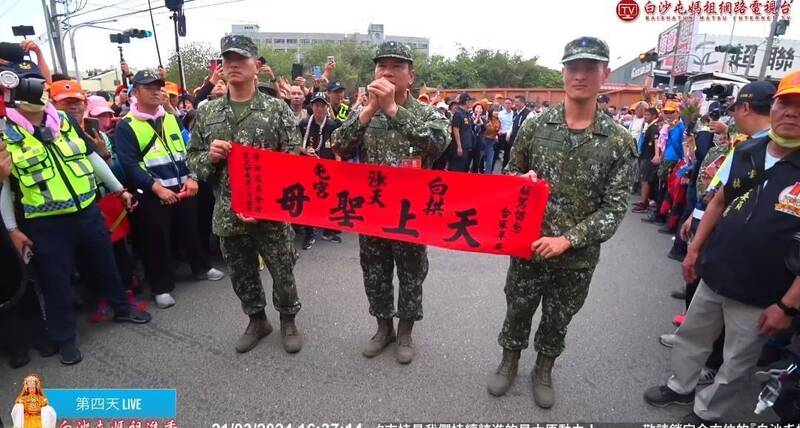 陳俊源（中）在擔任陸軍砲訓中心少將指揮官期間，就曾遇過史上首次白沙屯媽祖停駕在雲林的砲訓中心營區，陳俊源則以流利台語發表祝詞，期望媽祖能保佑國家、國軍弟兄和民眾都能平安，引起現場官兵及民眾的歡呼。（圖：取自白沙屯媽祖網路電視台畫面）